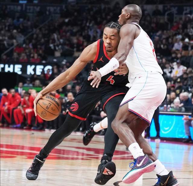 华体会体育-拉锯战！快船落后14分展开反扑：小卡因伤缺席，哈登13中3低迷